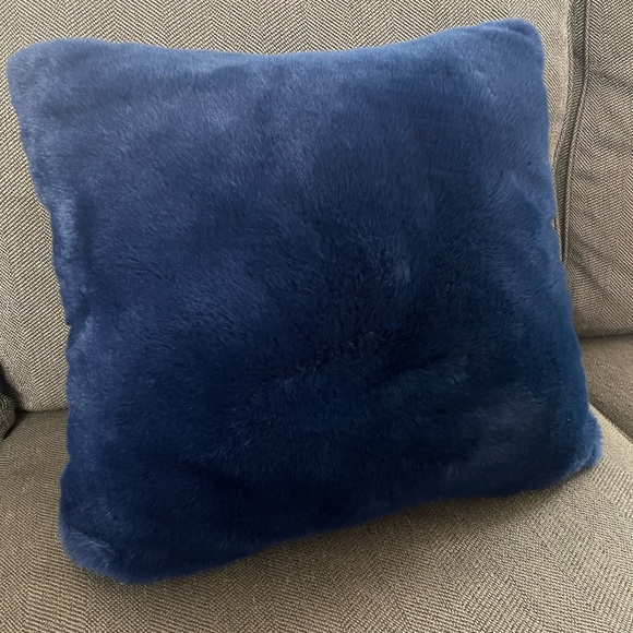 Hallmart Collectibles 18" Square Faux Fur Decorative Pillow Blue cover - Picture 4 of 12